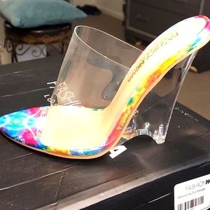 This is a beautiful pair of pointing you out wedges size 7 multicolor